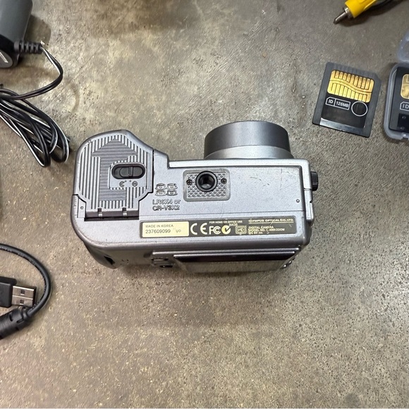 Olympus C-4000 Zoom 4.0MP Digital Camera Bundle w/ Accessories - Picture 7 of 11